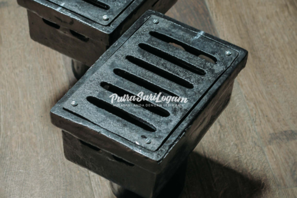 Deck drain untuk overpass tegalgondo digunakan untuk mengalirkan air dari permukaan jalan ke saluran pembuangan.