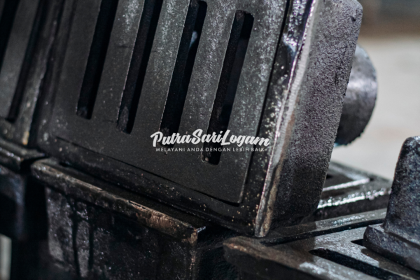 Deck drain berkualitas untuk sistem drainase rooftop dan area parkir bangunan.