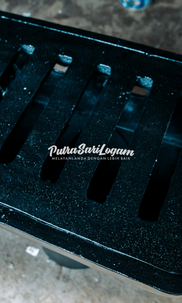 Deck drain logam untuk sistem drainase konstruksi di Kota Malang 