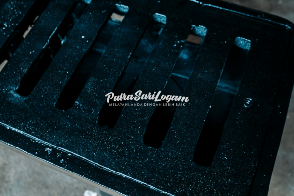 Deck drain logam untuk sistem drainase konstruksi di Kota Malang.
